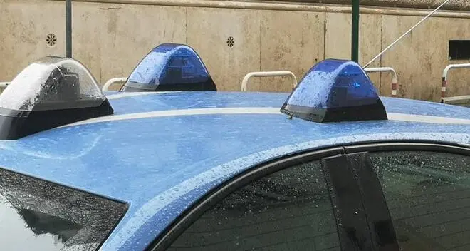 Sfondano la vetrata e rubano in banca