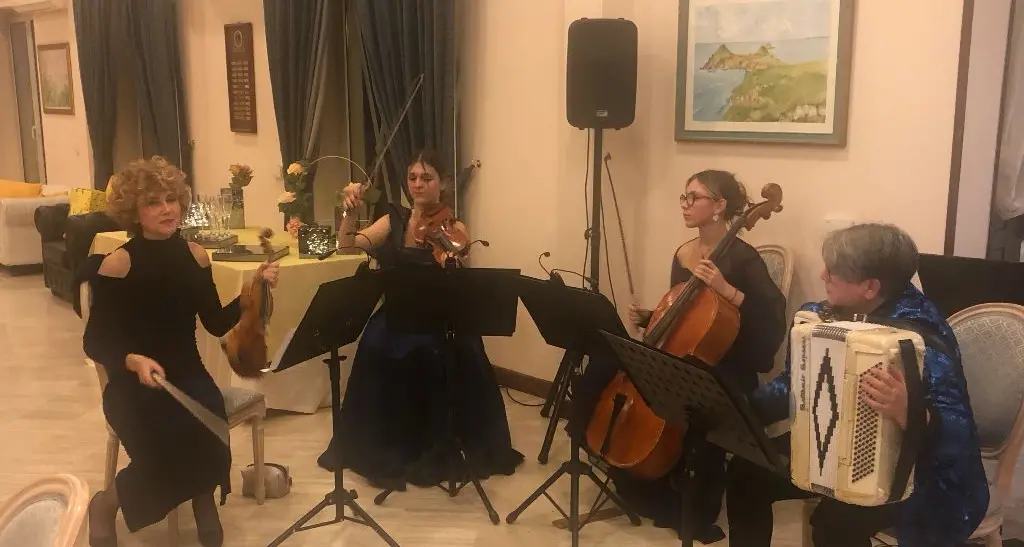 La musica di Beneduce e Battaglini alla “cena delle leonesse” – VIDEO