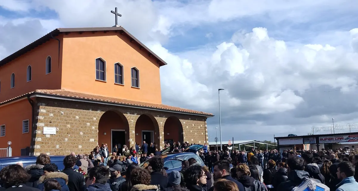 Grande commozione per l’ultimo saluto ad Andrea