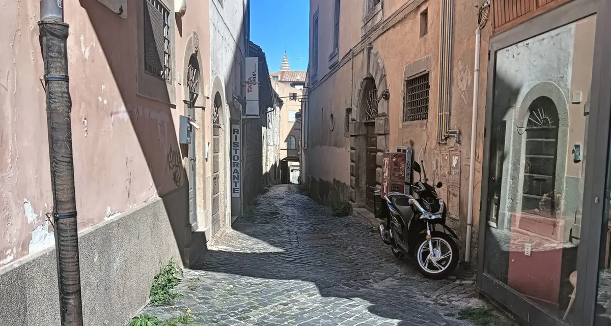 Viterbo: via della Rimessa, il degrado avanza