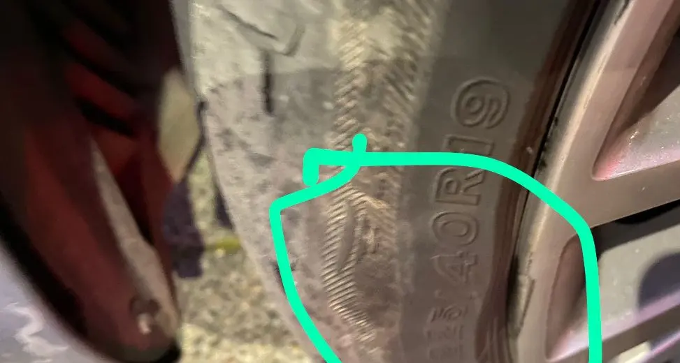 Per le buche rompe le ruote quattro volte