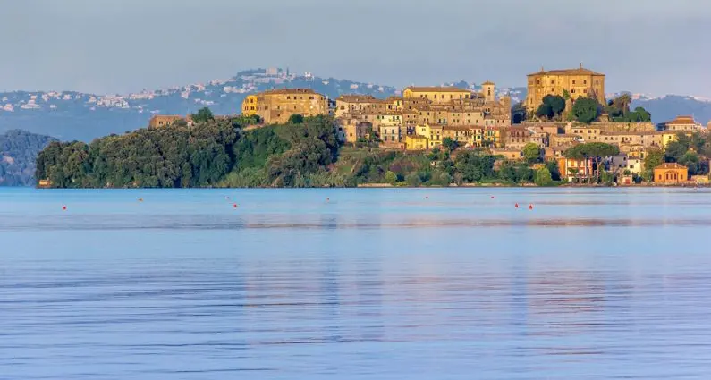 Si tuffano nel lago di Bolsena e trovano una bomba