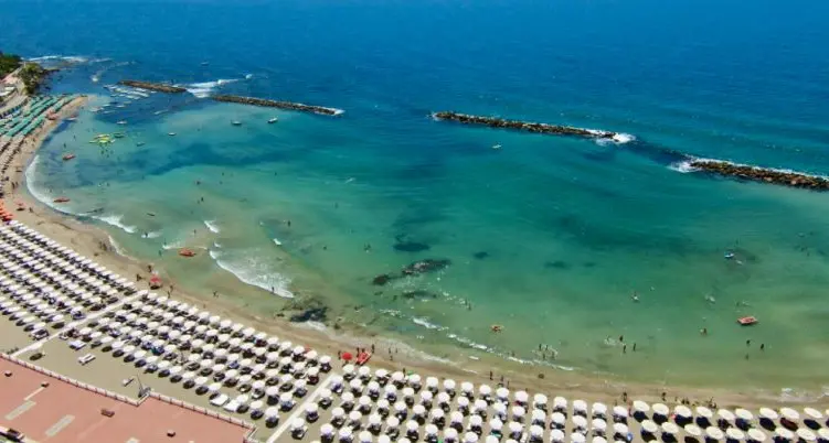 L’estate che brucia per le famiglie: weekend alle stelle e caro-affitti sul litorale