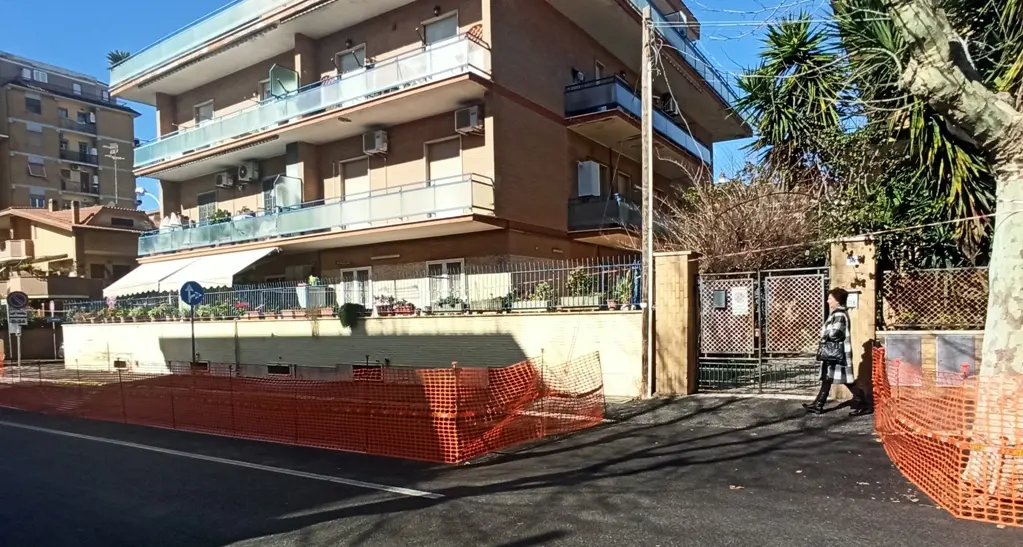 Ciclabile davanti ai passi carrabili e meno parcheggi per i residenti