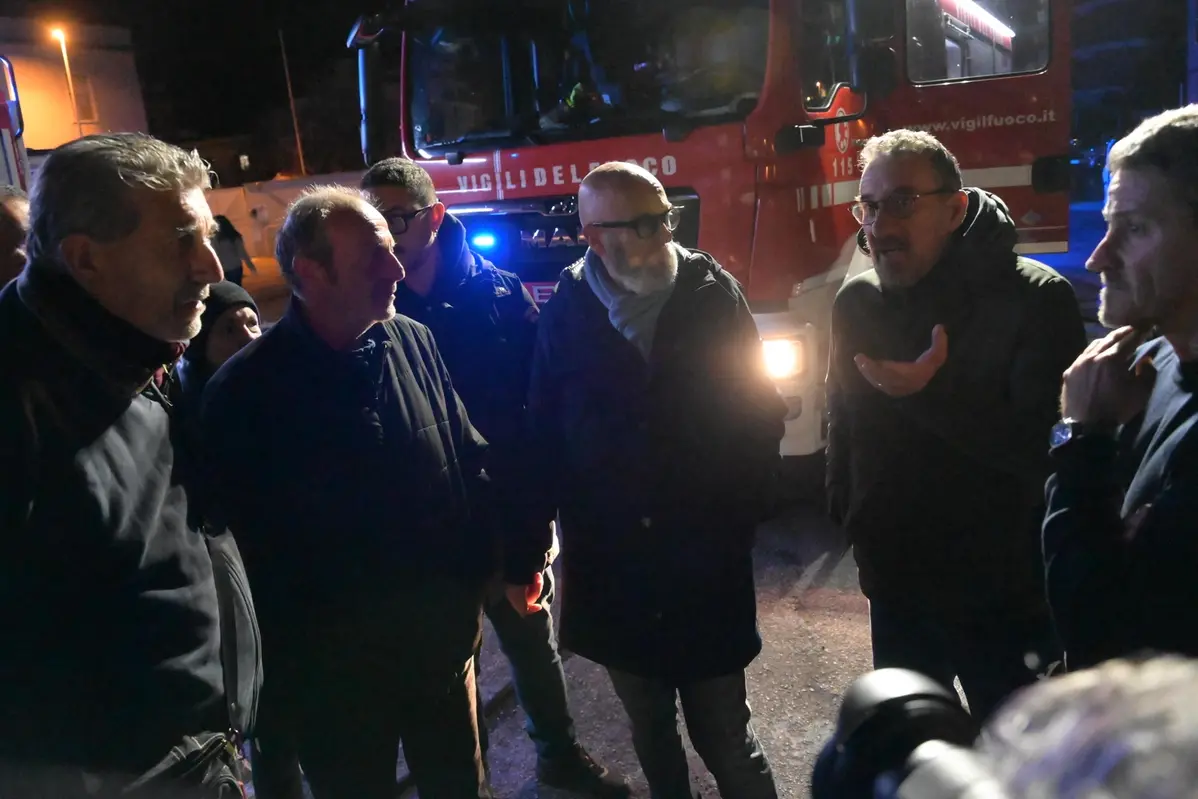 Casetta di legno al mercato in fiamme