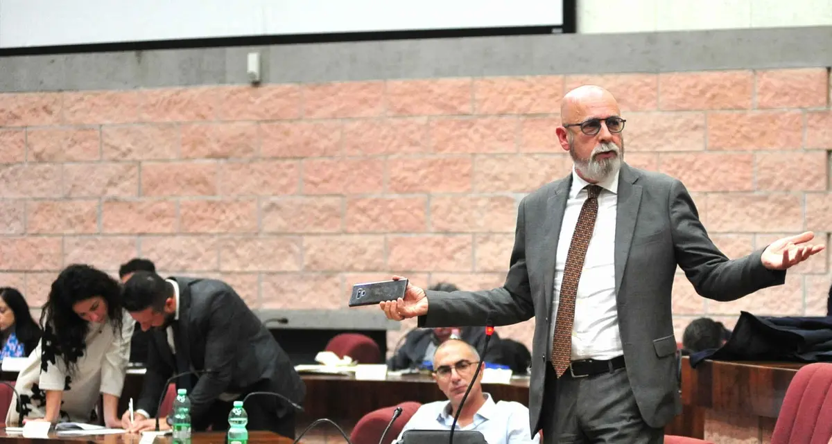 Nuovi equilibri per Tedesco che si consegna alla minoranza