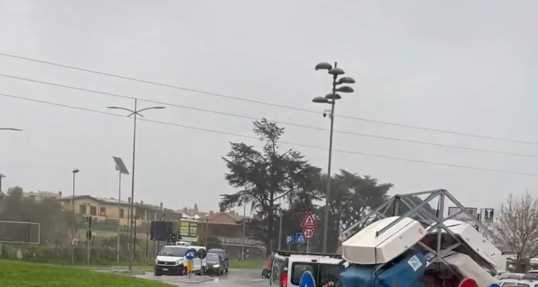 Cerveteri, sul rondò tornano le “onde”