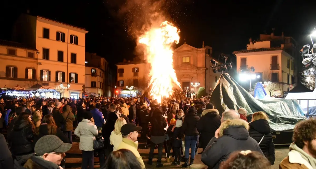 Viterbo: il Focarone illumina Bagnaia