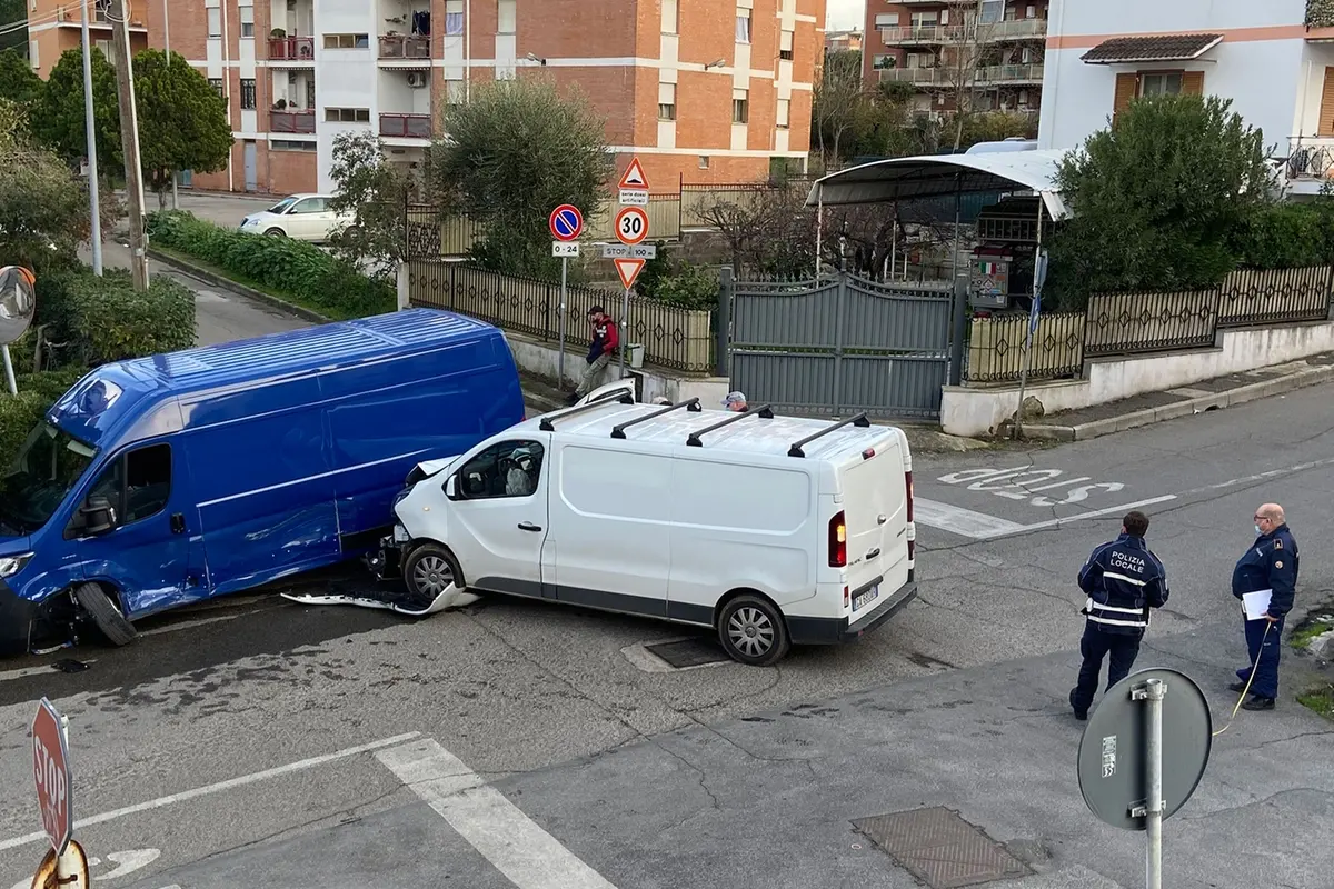 Scontro tra due furgoni a San Gordiano