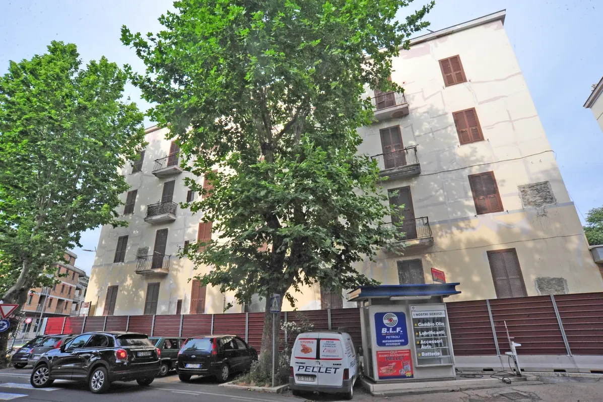<p>Uno degli immobili Ater di via XVI settembreda demolire e ricostruire</p>\\n