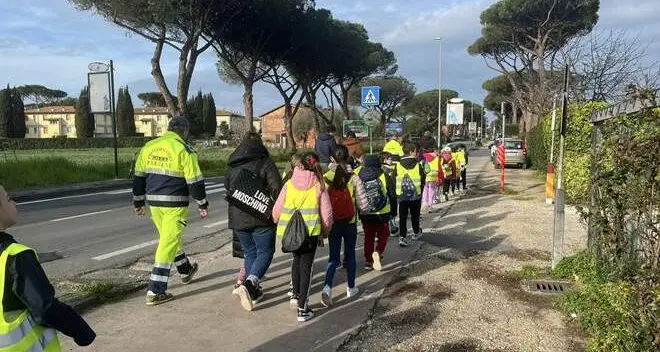 Gli alunni della Marchiafava a scuola con il “Piedibus”