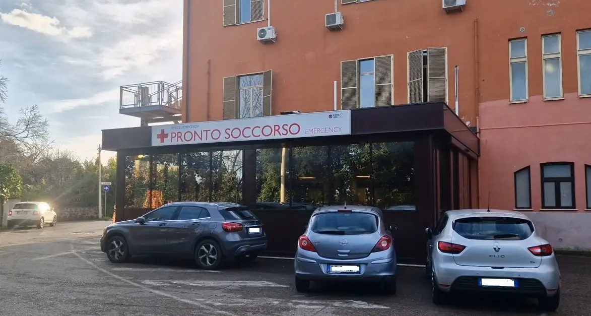 Porta la moglie in ospedale ma è già morta, «E’ caduta dalle scale»