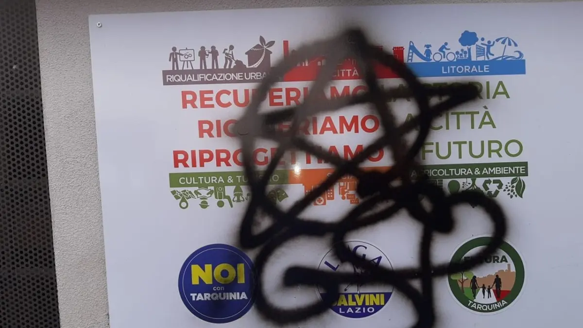 Vandalizzate le sedi della Lega di Tarquinia e Viterbo con scritte inneggianti alle Brigate rosse