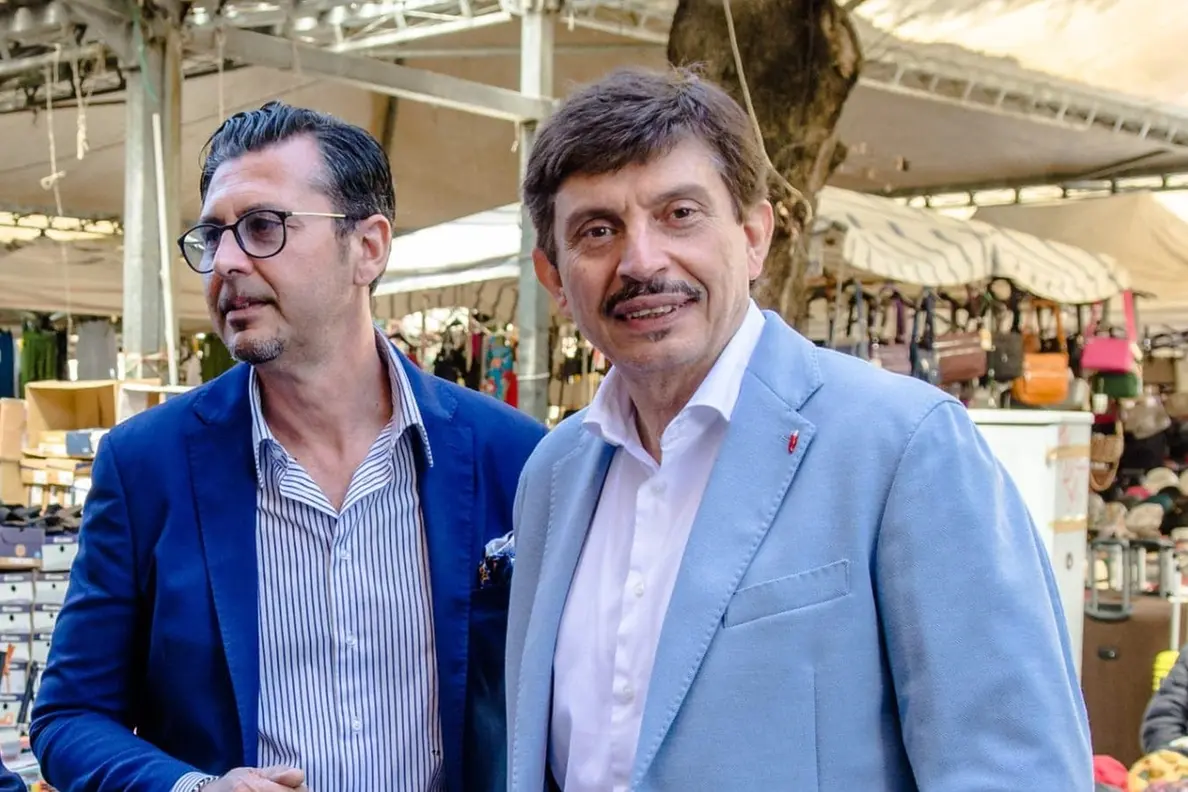 <p>Enzo D'Ant&ograve; e Marco Piendibene in campagna elettorale, quando al primo turno erano avversari</p>\\n