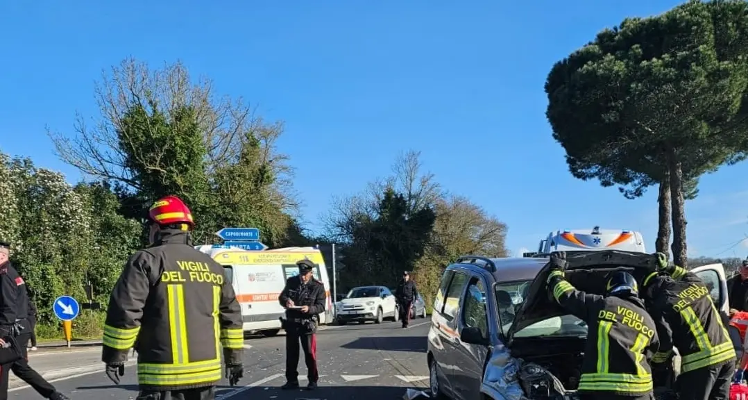 Scontro tra auto e scooter, due persone ferite