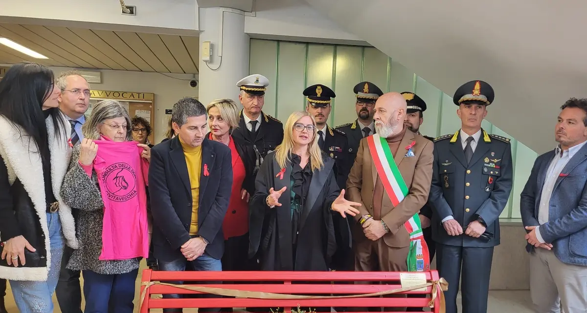 Panchina rossa in Tribunale contro la violenza sulle donne