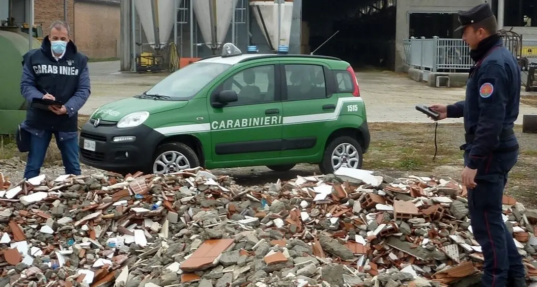 Rifiuti abbandonati nella Tuscia: nei guai uno “svuota cantine”