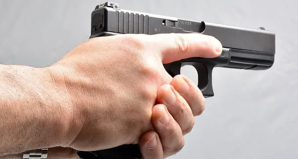 Semina il panico alla festa di compleanno con una pistola