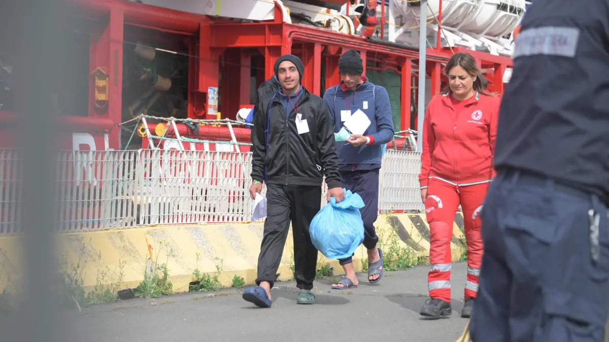 Sbarco migranti Ocean Viking al porto di Civitavecchia