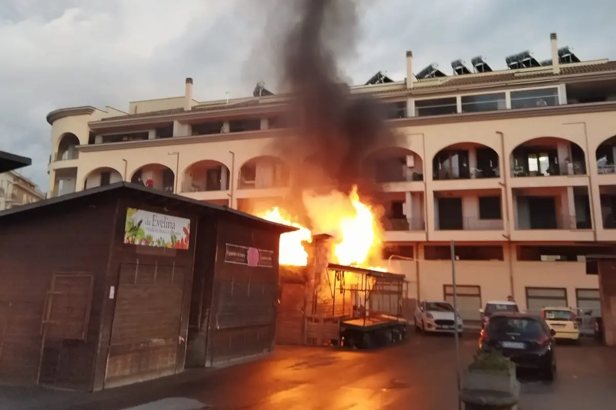 Una casetta di legno al mercato nel tardo pomeriggio \\u00E8 andata in fiamme, le indagini sulla causa dell\\'incendio sono ancora in corso.