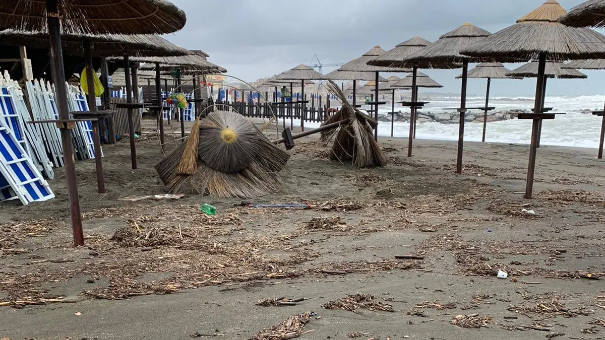 Ladispoli, la mareggiata spazza via gli stabilimenti