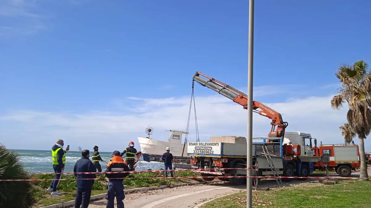 Portata alla Marina la barca alla deriva