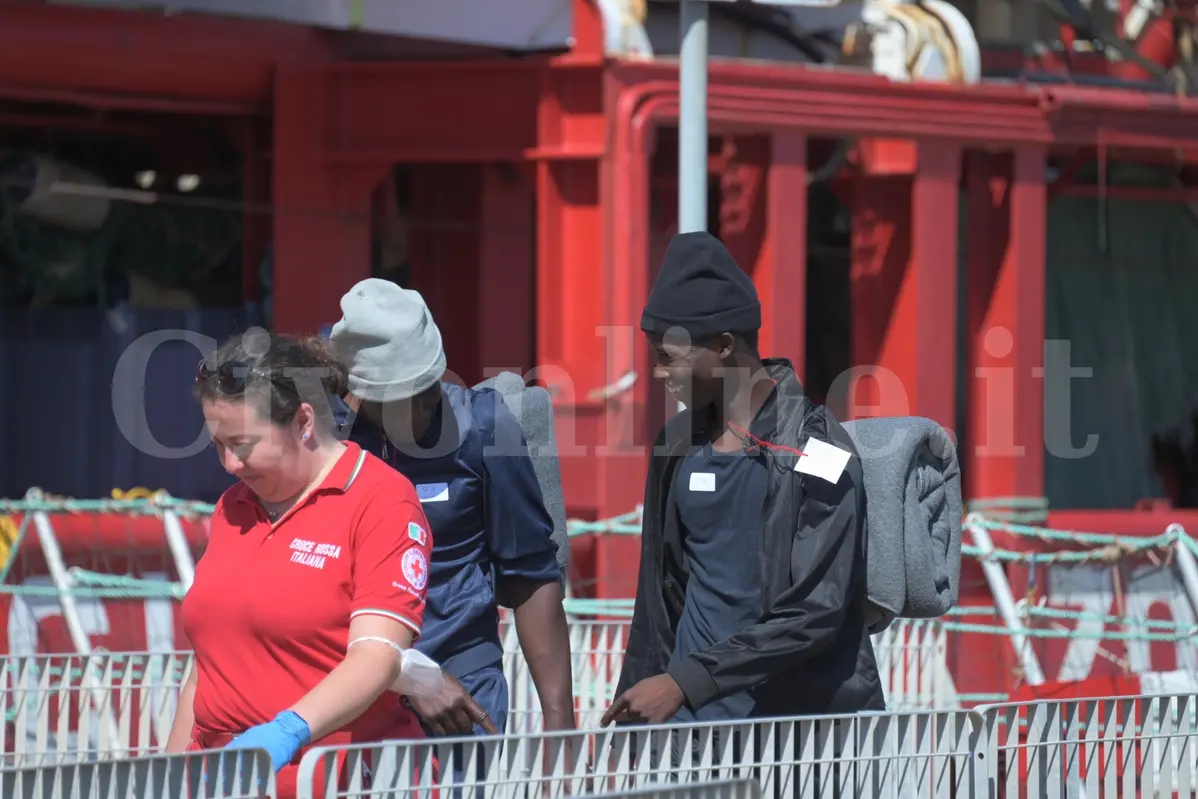 Ocean Viking in porto: sbarco dei 254 migranti
