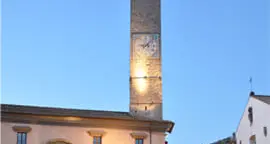 Bagno chiuso per pulizie, lei urina in terra