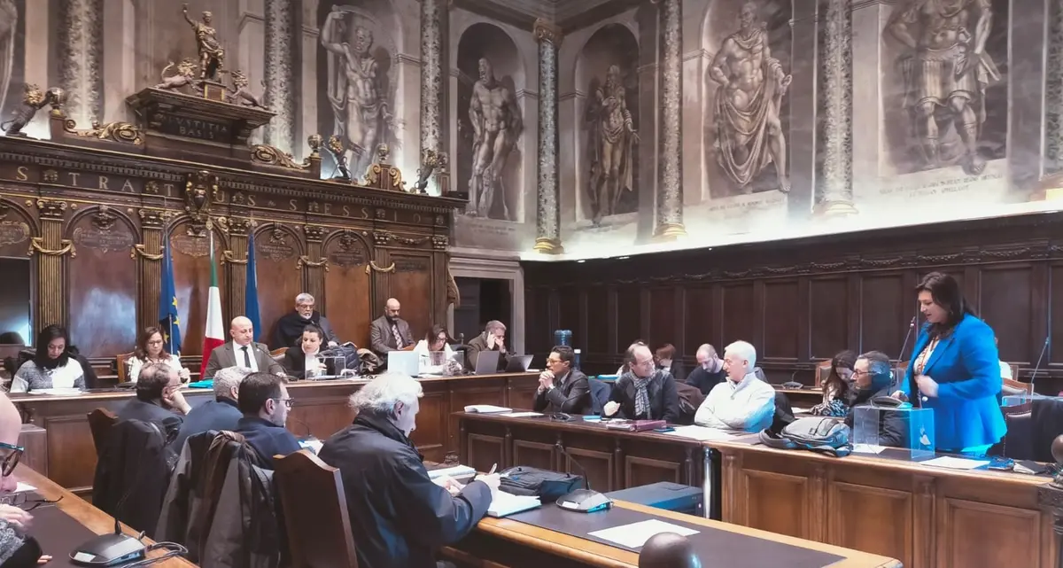 «Viterbo, in piazza del Comune un pollaio a cielo aperto»