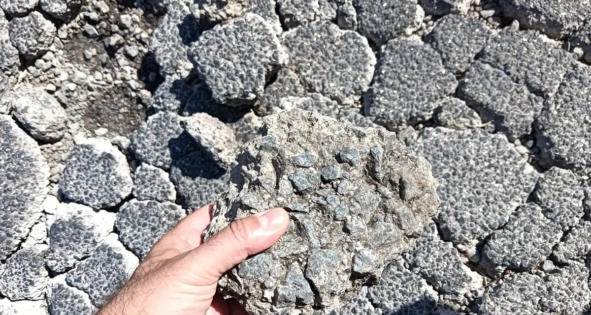 «Via Vico Squarano: l'asfalto viene via con le mani»