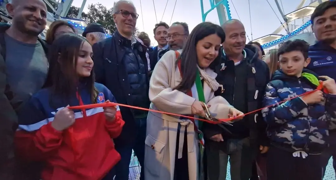 Bagno di folla per la ruota panoramica
