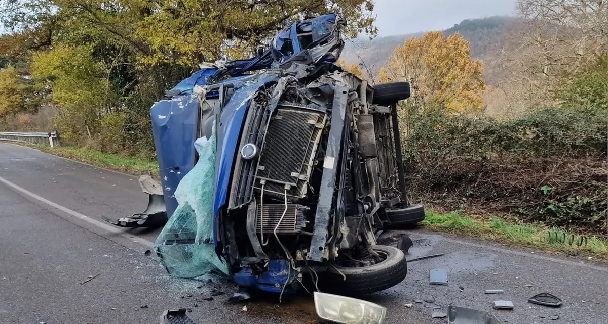 Scontro tra due mezzi pesanti sulla Cimina: chiusa la strada