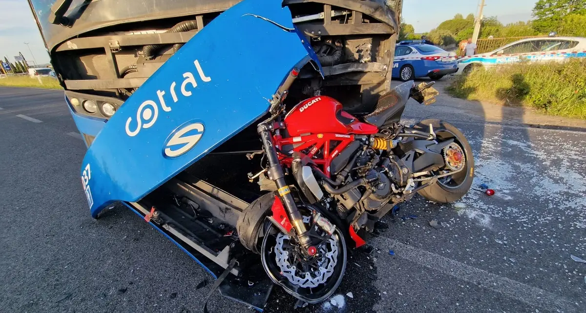 Scontro tra moto e bus: morto un centauro