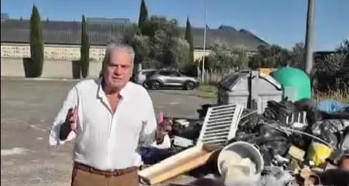 Una discarica davanti al cimitero di S. Lazzaro