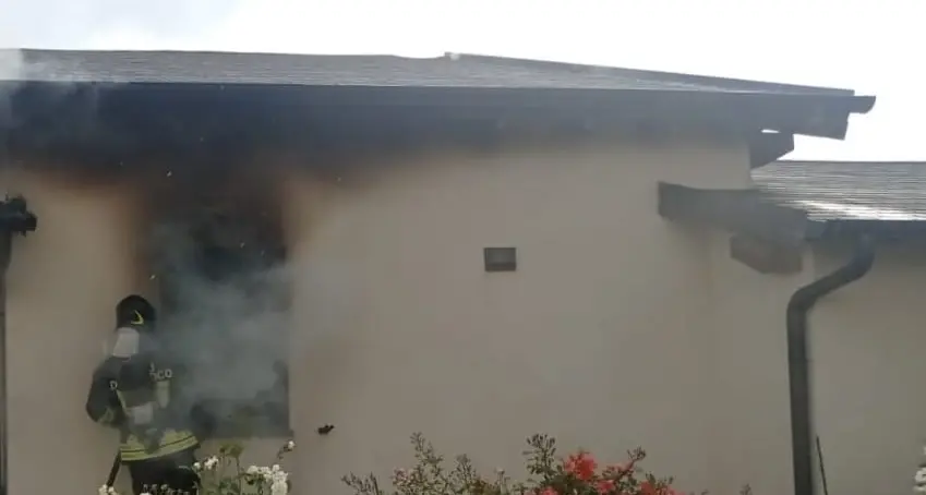 Incendio in una villetta: muore un gatto