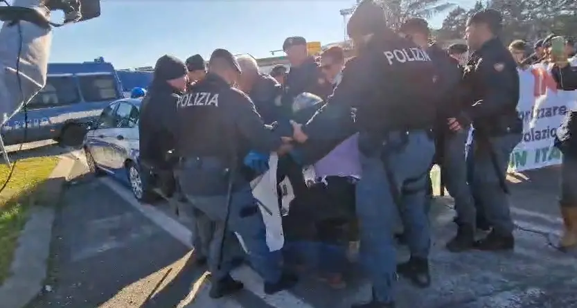 Agricoltori tentano di bloccare il traffico a Orte, fermati dalla polizia