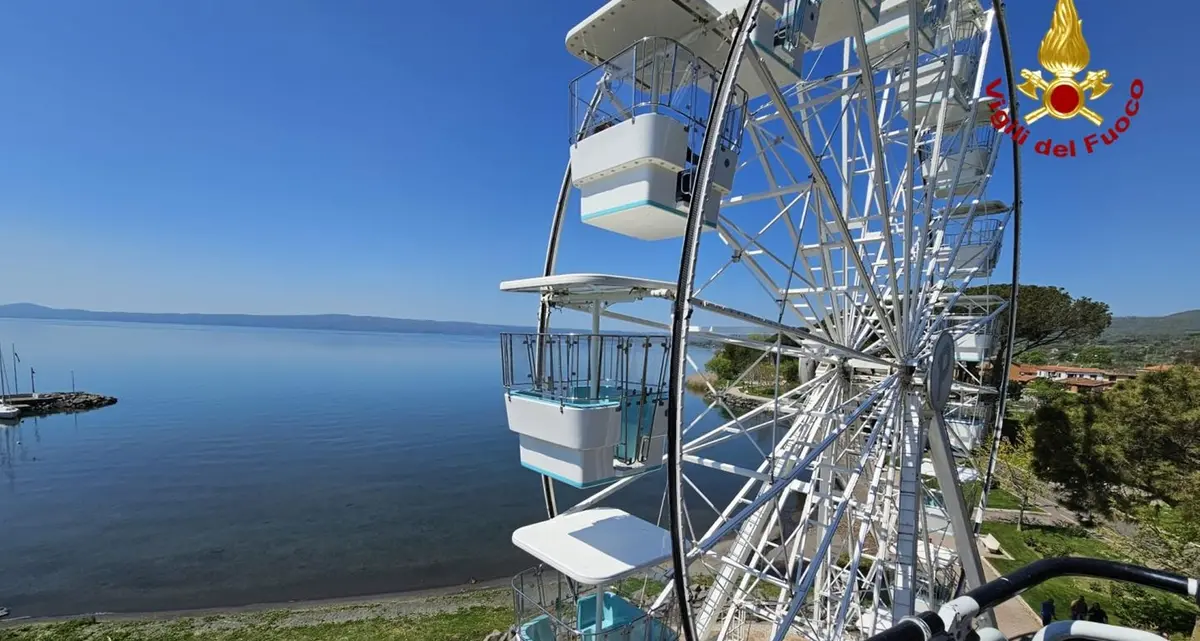 Una famiglia di turisti bloccata sulla ruota panoramica di Bolsena