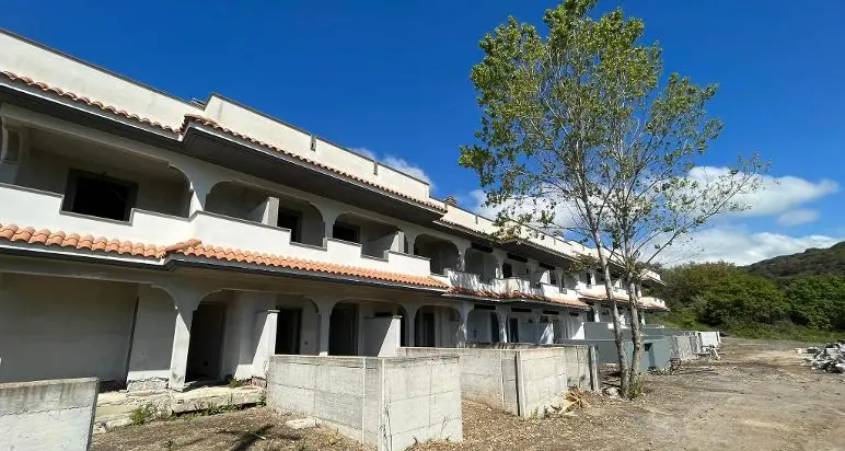 Santa Marinella, «Ancora dieci famiglie attendono di entrare nelle case di via Elcetina»