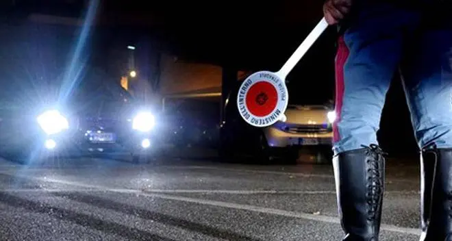 Viaggia contromano in superstrada: multa e sequestro della patente