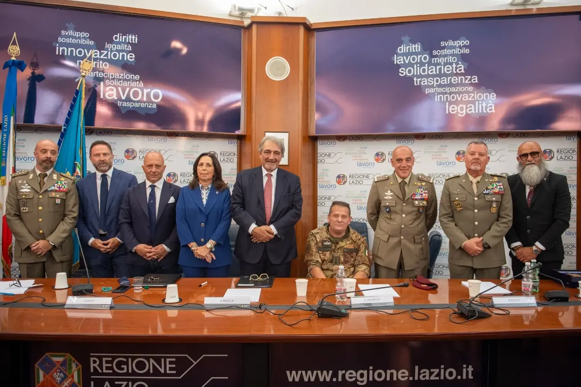 <p>Una immagine di gruppo al termine del convegno presso la Regione Lazio</p>\\n
