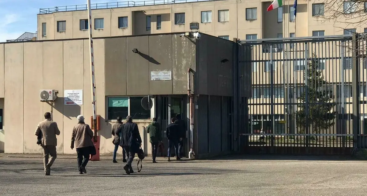 Sequestrati droga e telefoni portati in carcere per i detenuti