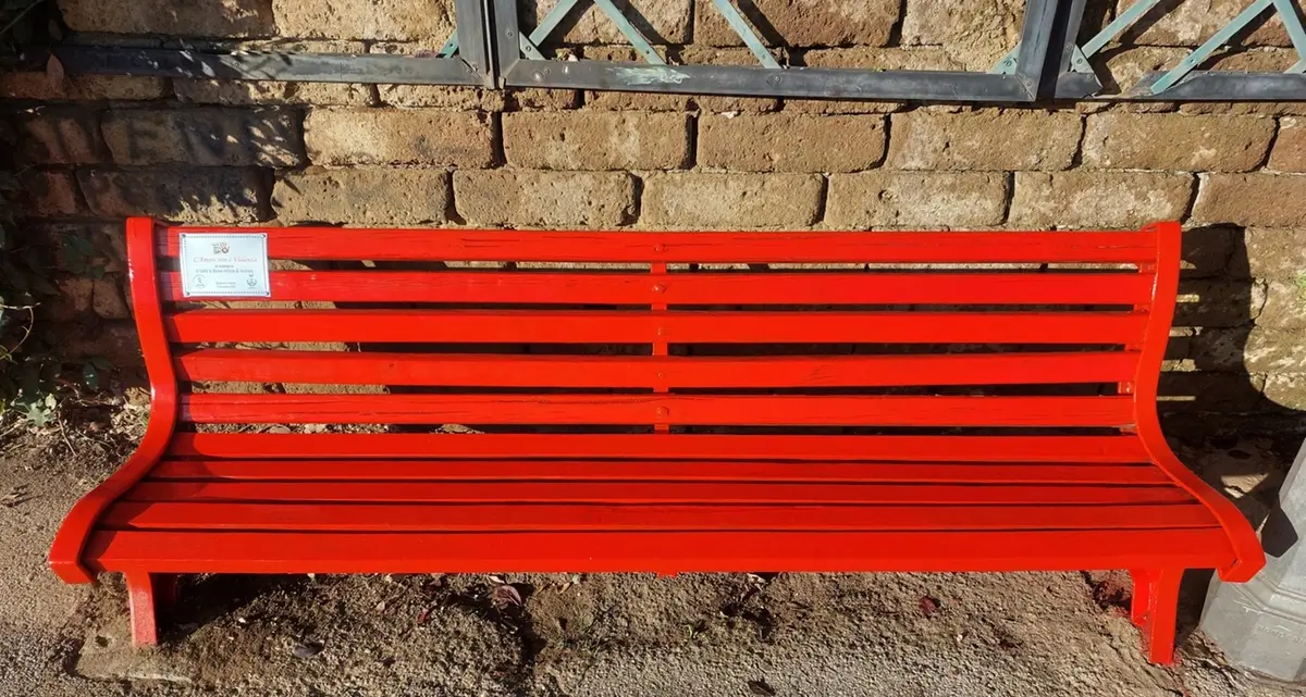 La panchina de “La Fiera” si tinge di rosso