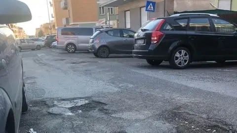 Buche come crateri in via Ansedonia