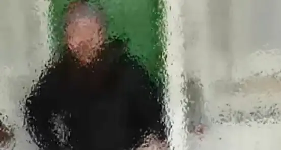 Filma l’ex che fa irruzione in casa sua