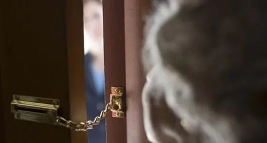 Sedicenne si finge carabiniere per truffare un’anziana