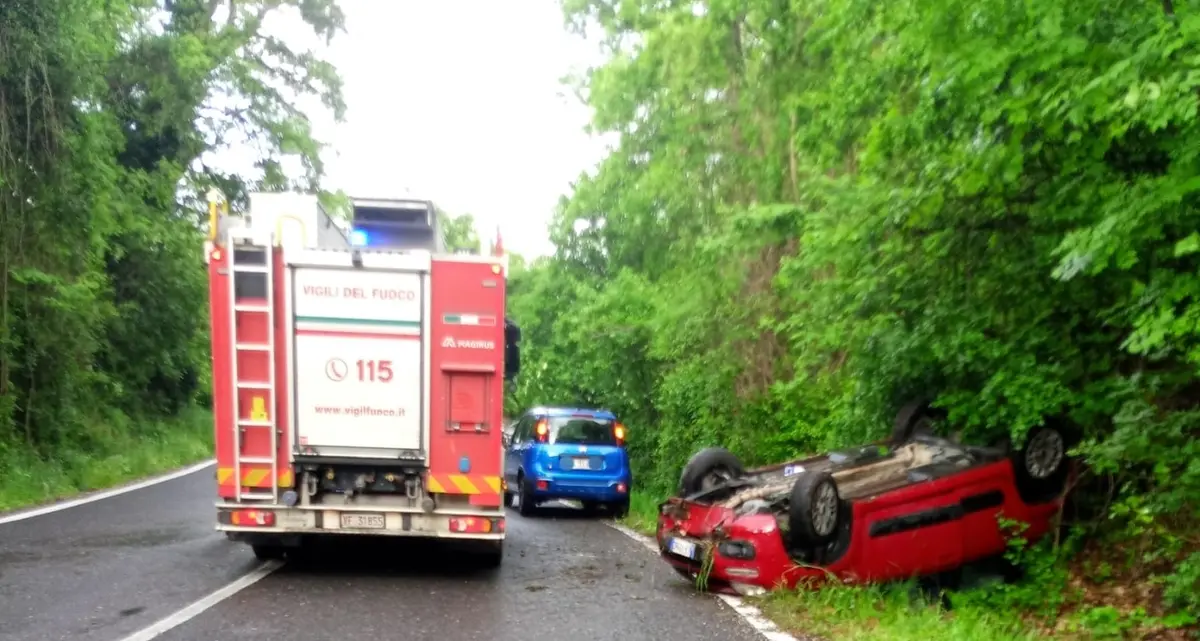 Viterbo: finisce fuori strada con l’auto e si ribalta, ferita una ragazza