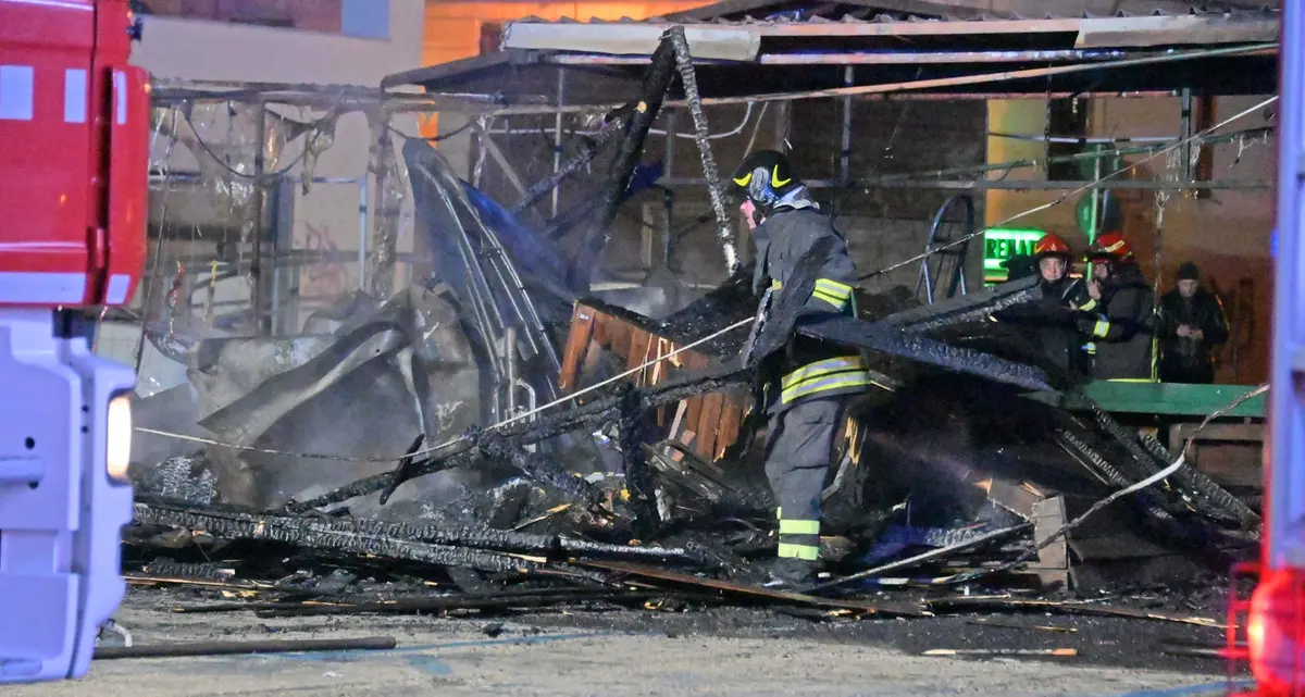 Tra cenere e detriti si contano i danni