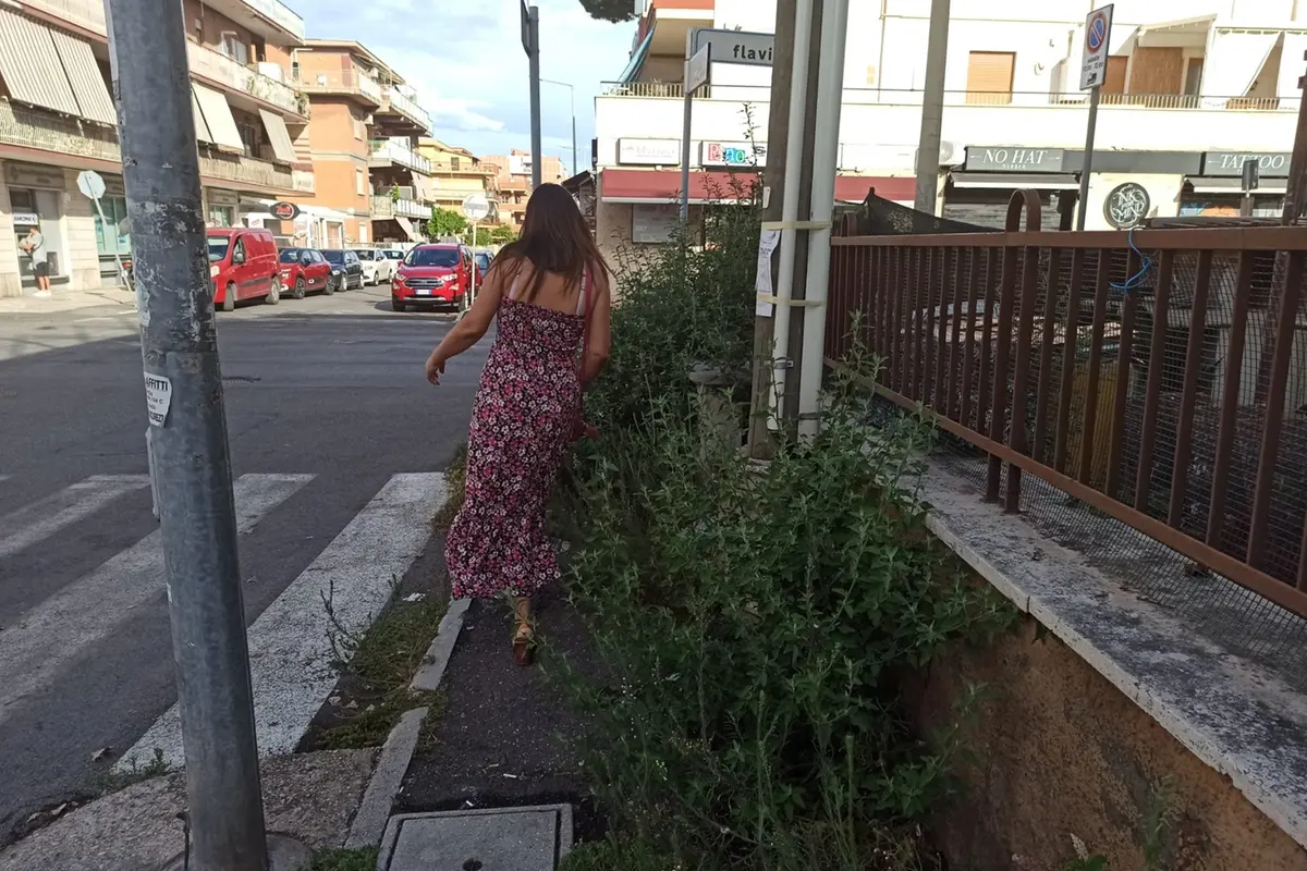 Ladispoli, marciapiedi tra sterpaglie ed erbacce. Monta la protesta dei residenti