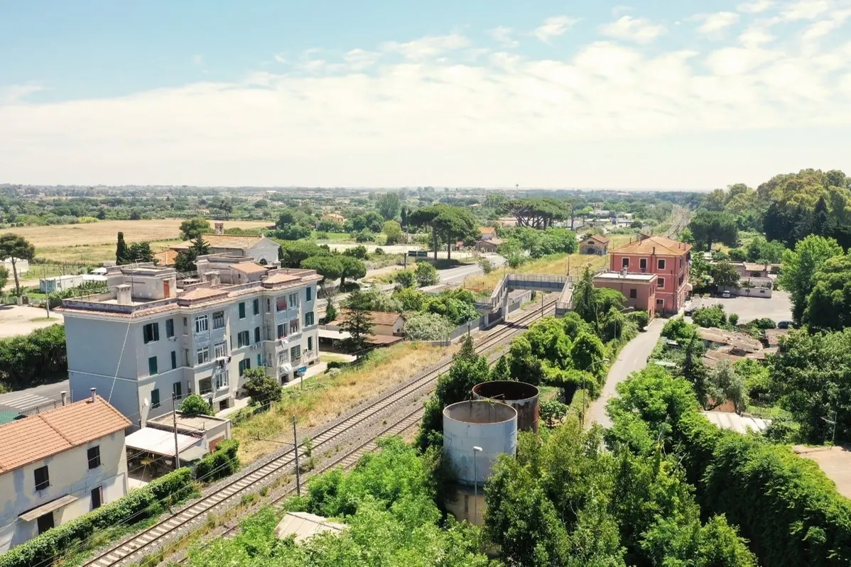 Le antiche cisterne dell'impianto ferroviario di Palo Laziale