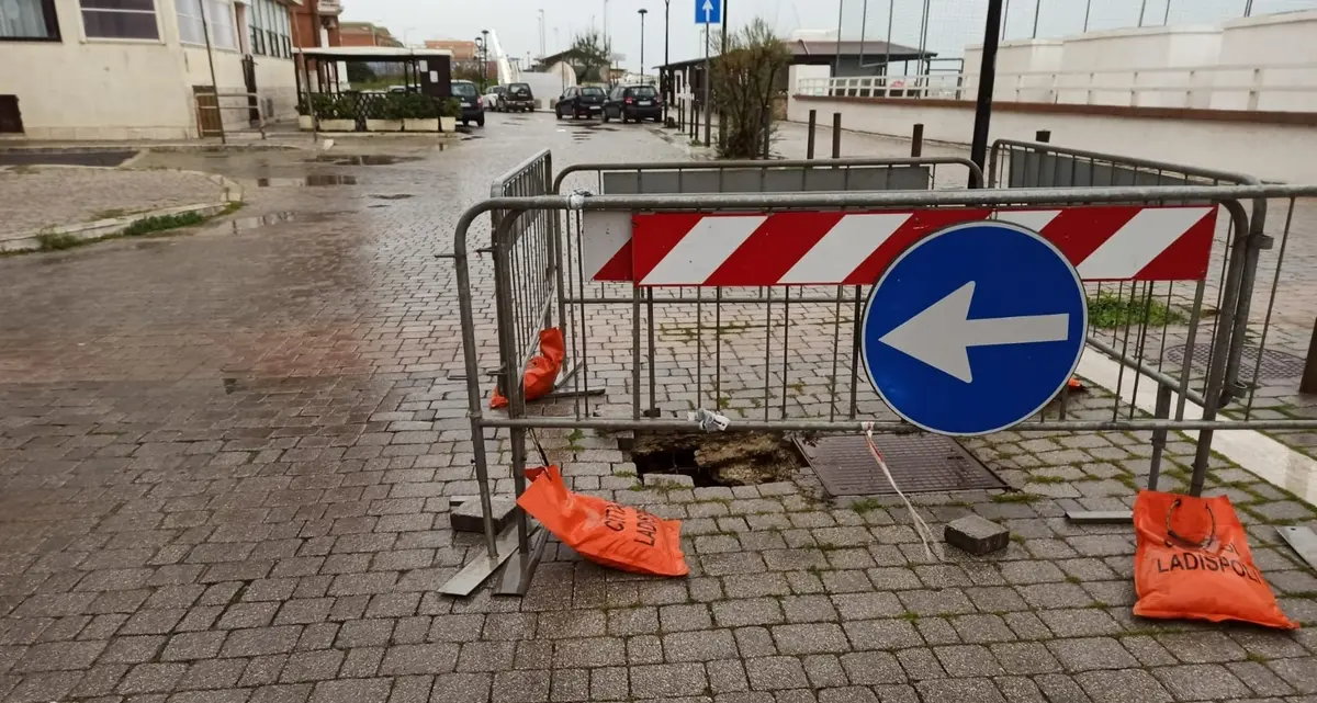 Piove e spuntano le buche sull’asfalto